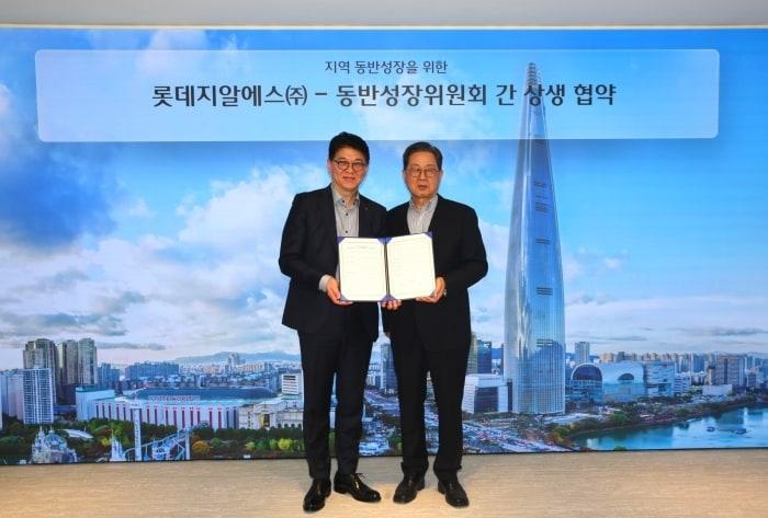 본문 이미지 - 13일 롯데월드타워 11층 EBC홀에서 (왼쪽)차우철 롯데GRS차우철 대표와 동반성장위원회 이달곤 위원장이 동반 성장 협약 체결 후 기념 촬영을 하고 있다.(롯데GRS 제공) 