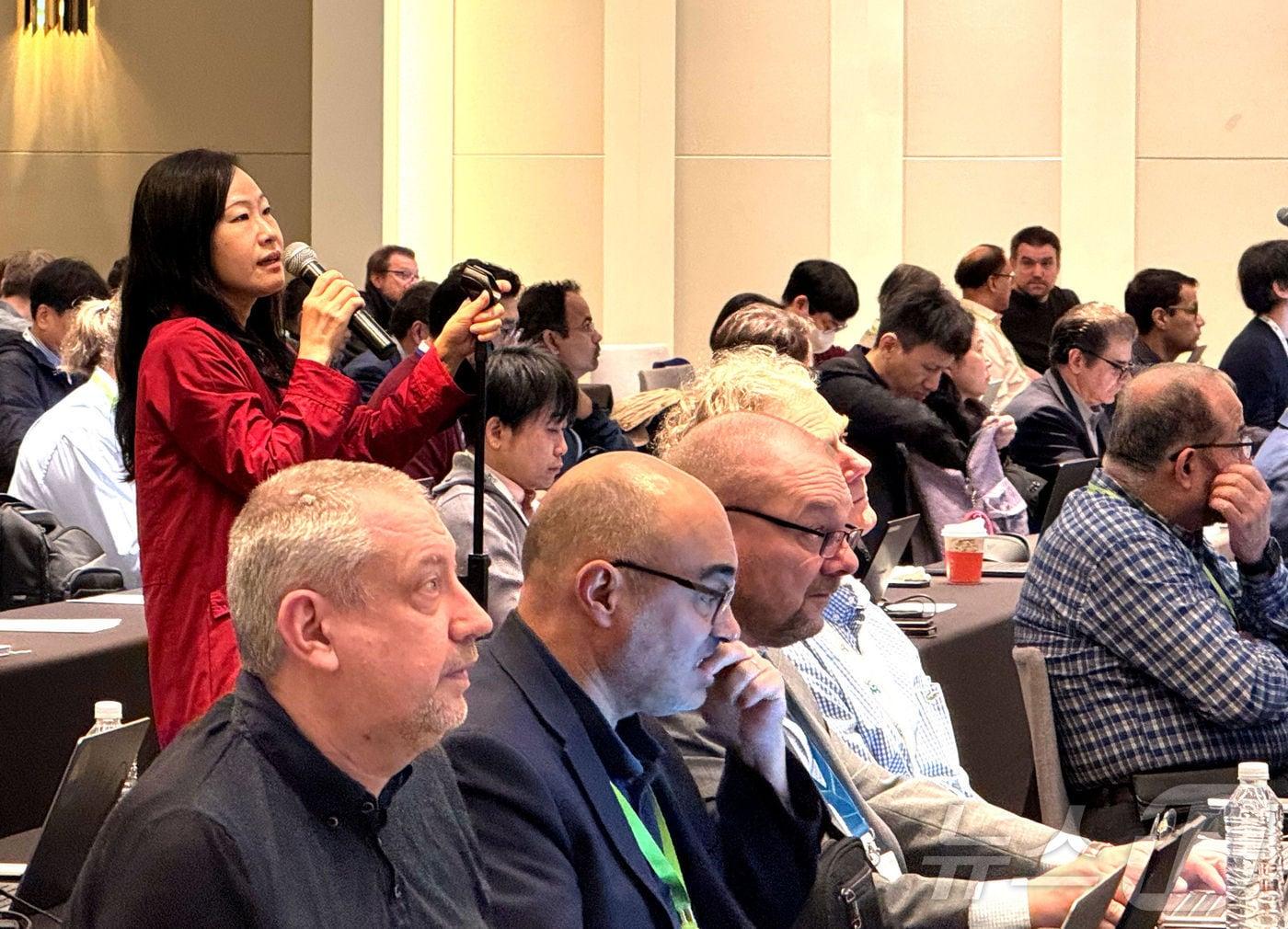 본문 이미지 - LG전자 CTO부문 C&M표준연구소 김래영 책임연구원이 글로벌 이동통신 표준단체 '3GPP'의 'SA 총회'에서 발표하고 있다. (사진제공 = LG전자)