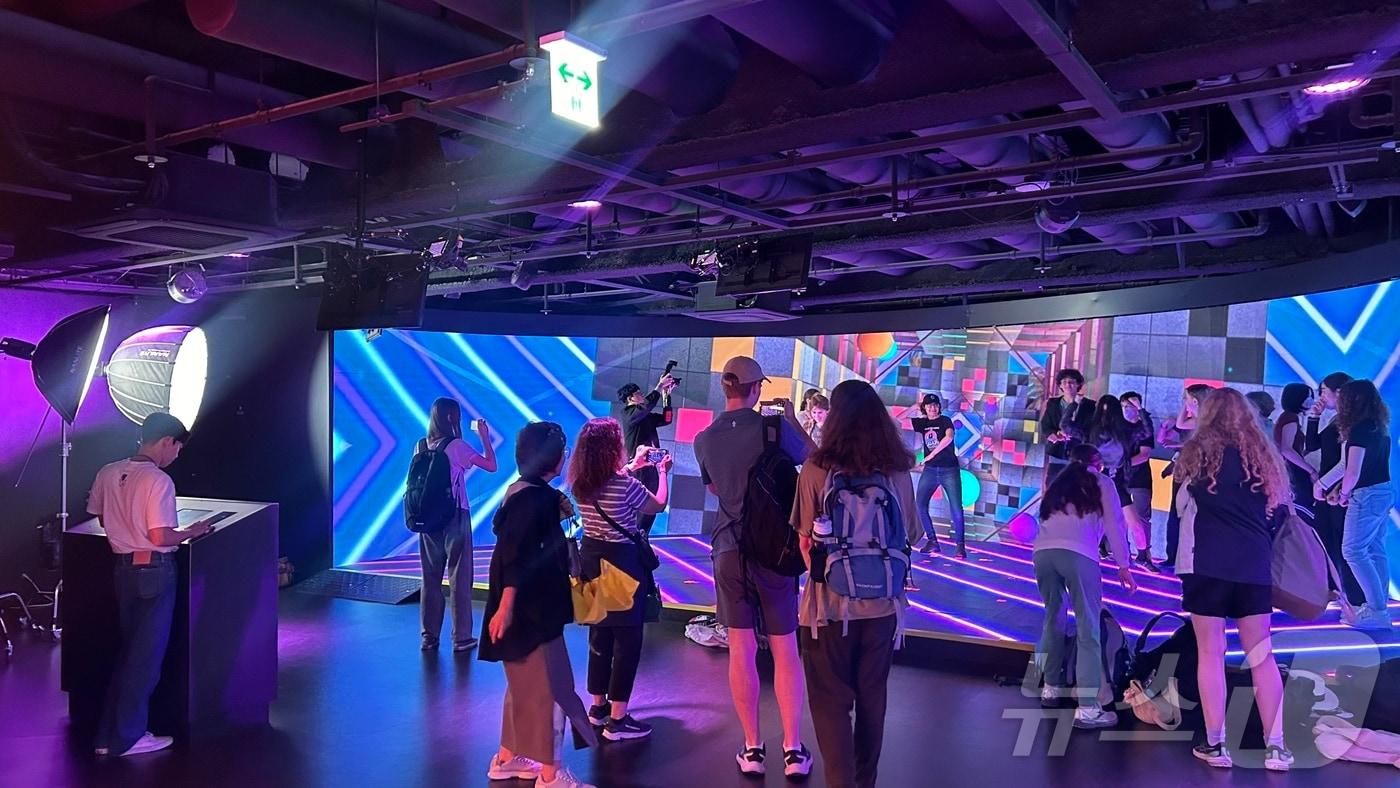 본문 이미지 - 하이커를 찾은 외국인 관광객들이 함께 K-팝 댄스를 즐기고 있다.(한국관광공사 제공)