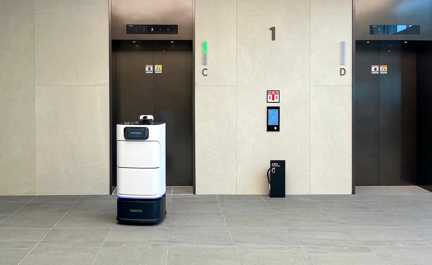 현대엘리베이터 충주 본사에서 배달 로봇이 엘리베이터 탑승을 기다리고 있다&#40;현대엘리베이터 제공&#41;