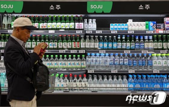 본문 이미지 - 2024년 소주류(일반소주, 과일소주) 수출액이 전년대비 3.9% 늘며 최초 2억 달러를 달성했다. 사진은 지난해 10월 서울 시내 한 마트에 수입주류가 진열된 모습. (서울=뉴스1) 김도우 기자(사진은 기사 내용과 무관함) / 뉴스1 ⓒ News1