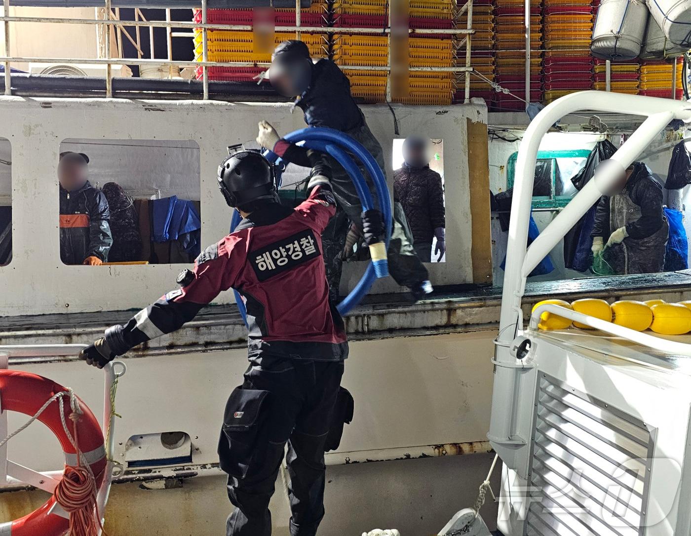 본문 이미지 - 목포해경이 13일 진도군 맹골도 인근 해상에서 침수되는 선박에 탑승하고 있다.(목포해경 제공. 재판매 및 DB 금지)
