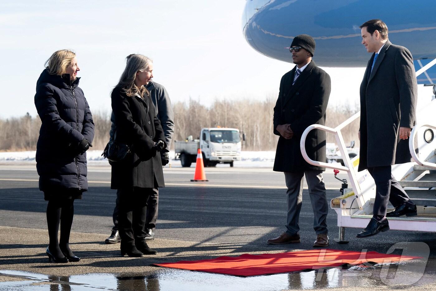 마코 루비오&#40;오른쪽&#41; 미국 국무장관이 12일 주요 7개국&#40;G7&#41; 외무장관 회의에 참석하기 위해 회의 장소인 캐나다 퀘벡주의 국제공항에 도착하고 있다. 2025.03.12.ⓒ 로이터=뉴스1