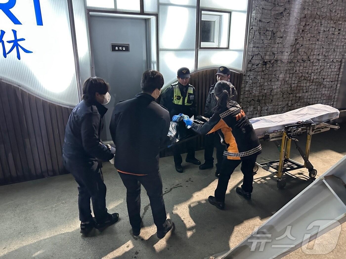본문 이미지 - 13일 오전 부산 오륙도 해상에서 60대 선원 A 씨가 바다로 추락해 숨진 가운데 해경이 A 씨를 이송하고 있다.(부산해경 제공. 재판매 및 DB 금지)