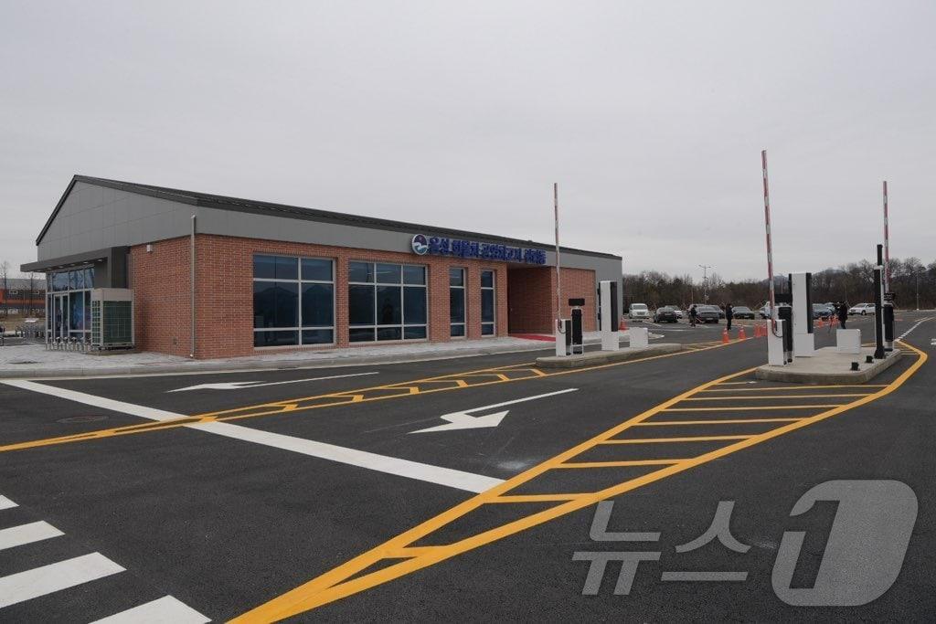 본문 이미지 -  14일 충북 음성군은 화물차 공영차고지를 오는 6월까지 무료로 개방한다고 밝혔다. 사진은 주차장 진출입로.(음성군 제공. 재판매 및 DB금지)/뉴스1