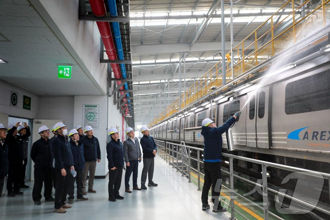 본문 이미지 - 전기화재 전용 액체형 소화기 시연회(공항철도 제공) / 뉴스1