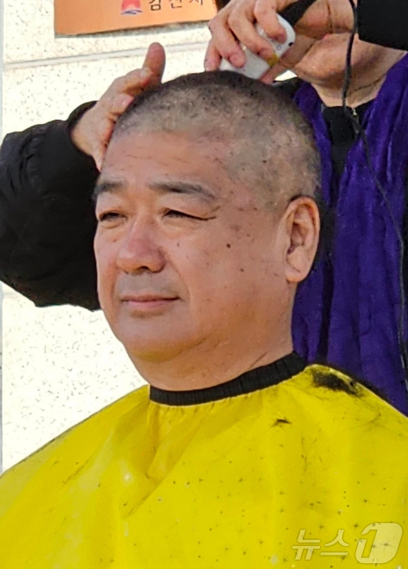 본문 이미지 - 나영민 경북 김천시의장이 14일 오전 김천시청 앞에서 '윤석역 대통령 탄핵 반대'의 뜻을 전하며 삭발했다. 나 시의장은 "대한민국 국민의 한사람으로 나라를 아끼고 걱정하는 마음 하나로 삭발했다"고 했다. 2025.3.14/뉴스1