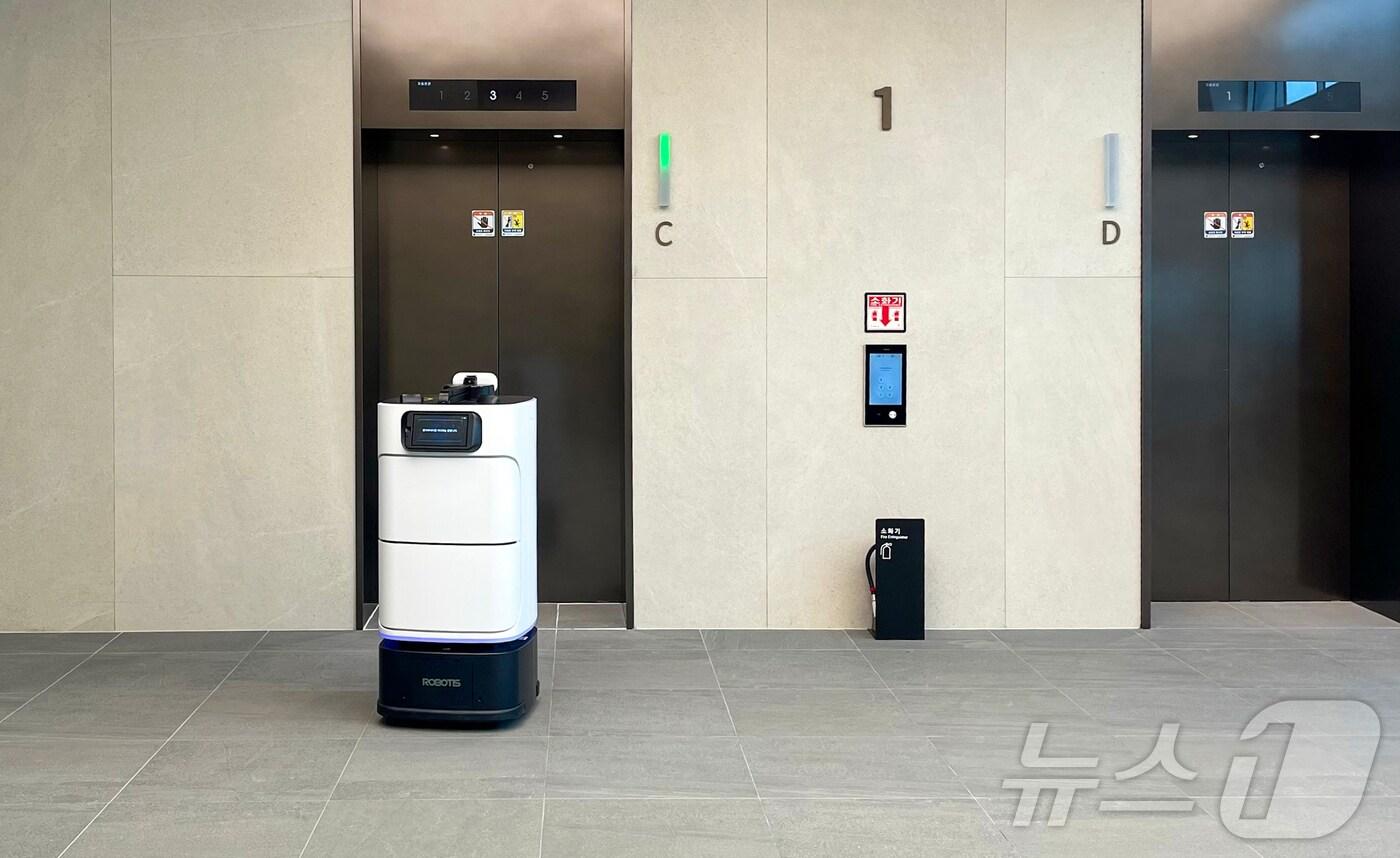 현대엘리베이터가 승강기·로봇 연동 서비스 상용화에 속도를 내고 있다. 사진은 승강기를 타기 위해 기다리고 있는 배송로봇.&#40;현대엘리베이터 제공. 재판매 및 DB금지&#41;/뉴스1 