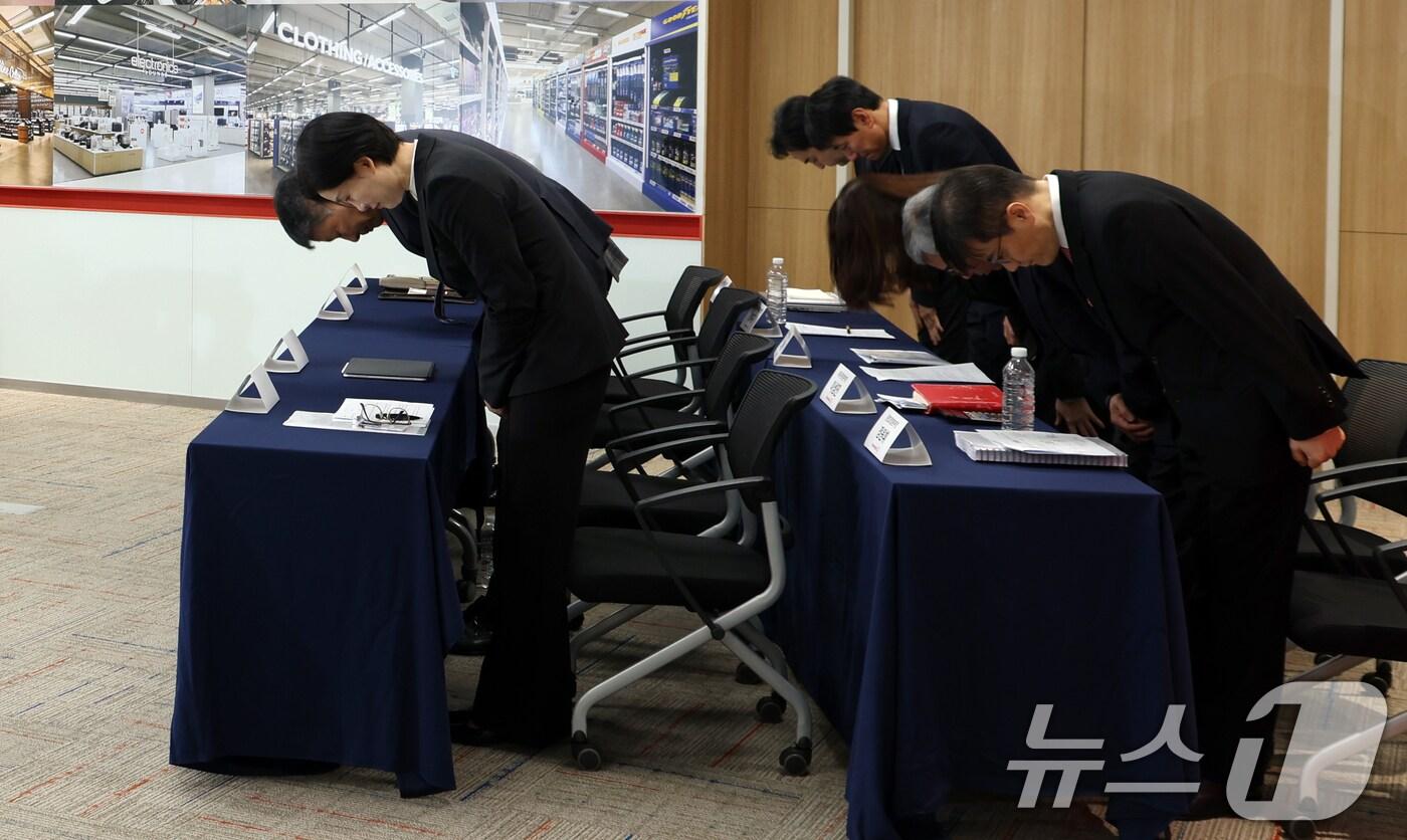 본문 이미지 - 조주연 홈플러스 사장과 임원들이 14일 서울 강서구 홈플러스 본사에서 열린 기자간담회에서 고개숙여 인사를 하고 있다. 2025.3.14/뉴스1 ⓒ News1 김명섭 기자