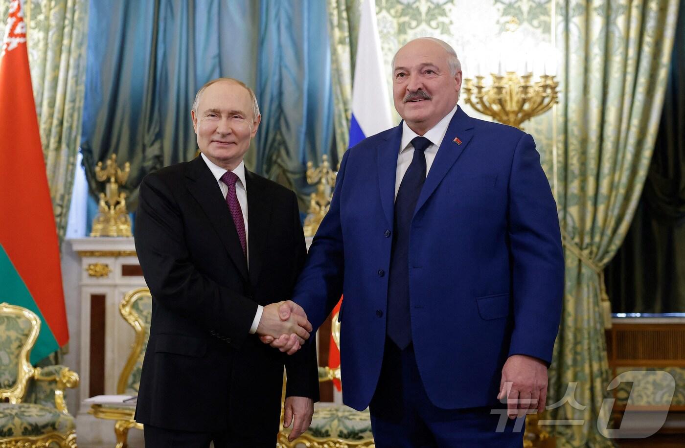 블라디미르 푸틴 러시아 대통령이 3월 13일&#40;현지시간&#41; 모스크바 크렘린 궁에서 알렉산드르 루카셴코 벨라루스 대통령과 만나 악수를 하고 있다. 2025.03.14 ⓒ 로이터=뉴스1 ⓒ News1 우동명 기자