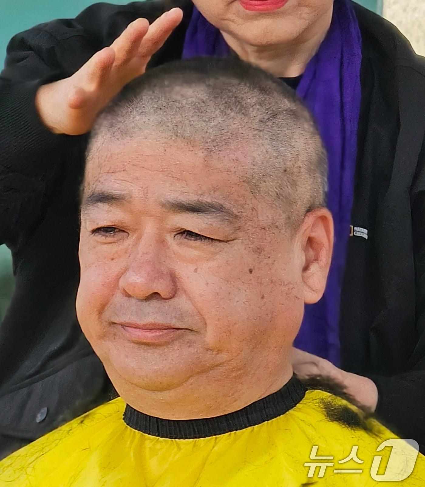 본문 이미지 - 나영민 경북 김천시의장이 14일 오전 김천시청 앞에서 '윤석열 대통령 탄핵 반대'를 위한 삭발을 했다.  2025.3.14/뉴스1 ⓒ News1 정우용 기자