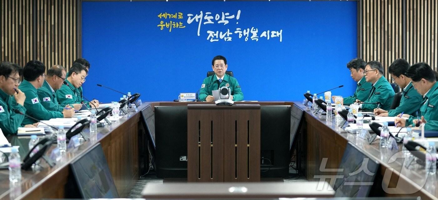 김영록 전라남도지사가 14일 오전 도청 재난상황실에서 영암군 한우농장 구제역 발생에 따른 긴급 방역대책 점검 회의를 주재하고 있다.&#40;전남도 제공. 재판매 및 DB금지&#41; 2025.3.14/뉴스1