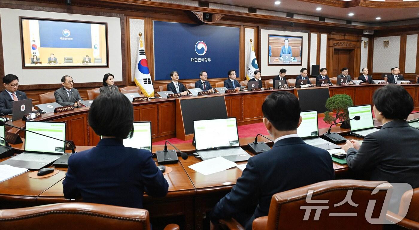 본문 이미지 - 최상목 대통령 권한대행 부총리 겸 기획재정부 장관이 14일 서울 종로구 정부서울청사에서 열린 '제11회 국무회의'를 주재하고 있다. (기획재정부 제공. 재판매 및 DB 금지) 2025.3.14/뉴스1