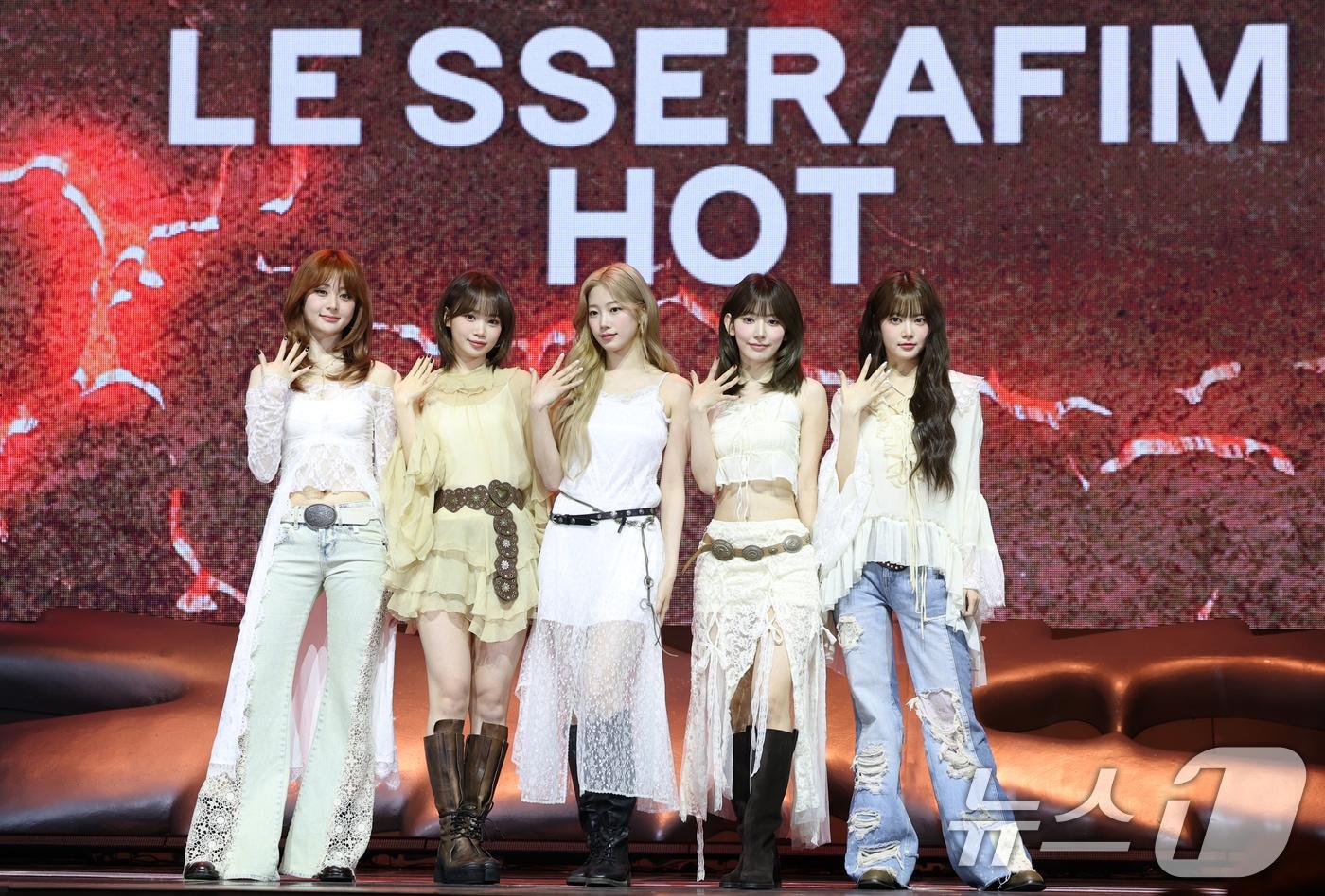 그룹 르세라핌의 허윤진(왼쪽부터)과 김채원, 카즈하, 사쿠라, 홍은채가 14일 오전 서울 광진구 광장동 예스24 라이브홀에서 가진 다섯 번째 미니앨범 'HOT' 발매 기념 쇼케이스에서 포즈를 취하고 있다. 2025.3.14/뉴스1 ⓒ News1 권현진 기자