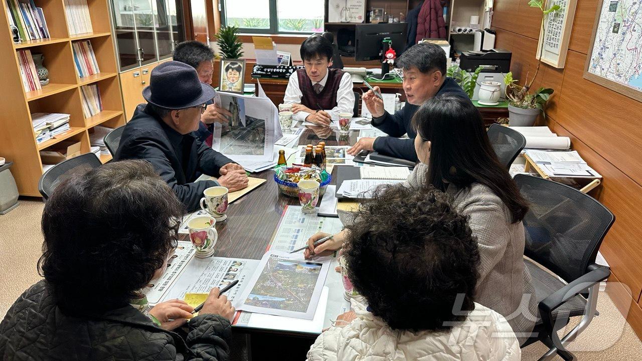 본문 이미지 - 울산시의회 백현조 의원이 14일 오전 의회 5층 산업건설위원장실에서 북구 어물동 황토전마을 주민 면담을 가졌다고 밝혔다.(울산시의회 제공. 재판매 및 DB금지)