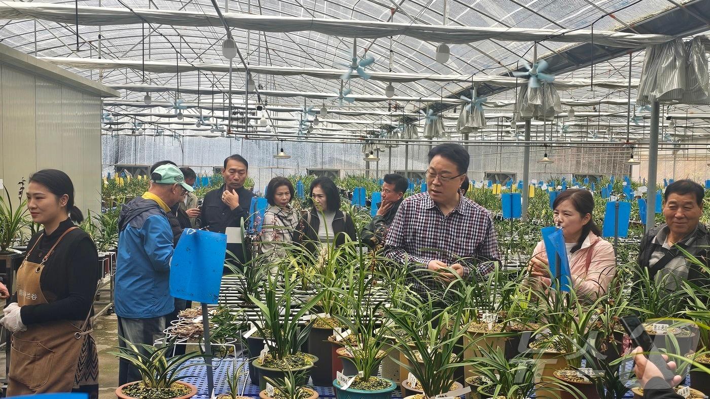 3월 5일부터 8일까지 전남 화순군이 주관한 중국 푸젠성 장저우시 난징현&#40;南靖县‧남정현&#41; 난 시설 현장견학에 참여한 동면난우회 회원들.