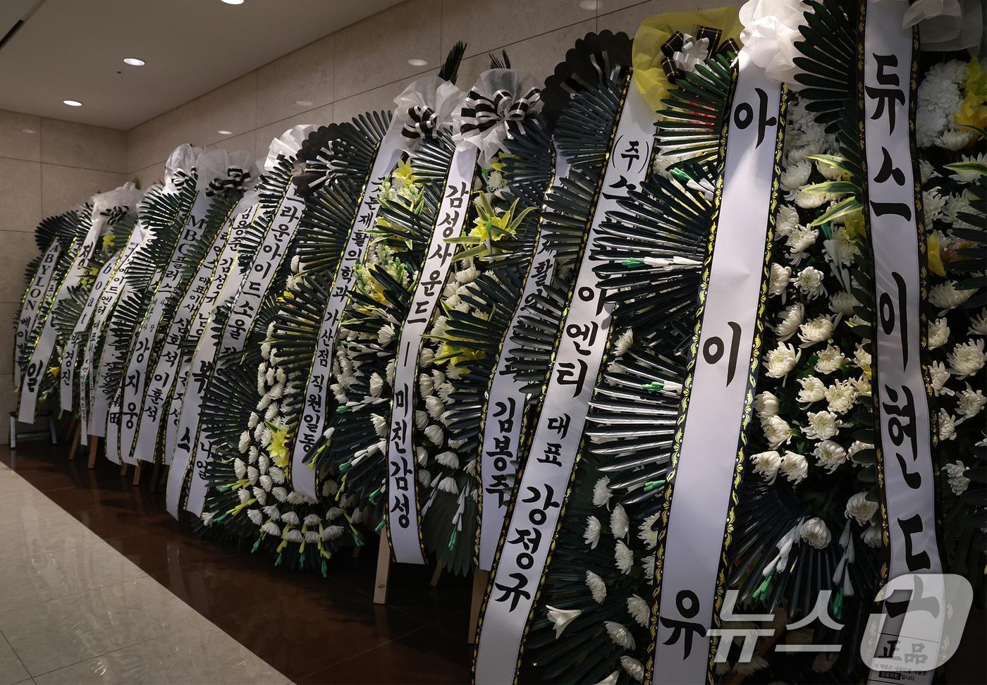 갑작스럽게 세상을 떠난 故 휘성의 빈소가 14일 서울 강남구 삼성서울병원 장례식장에 마련됐다. 빈소 앞에는 고인을 애도하는 동료들의 조화로 가득하다. 휘성은 지난 10일 서울 광진구의 한 아파트에서 심정지 상태로 발견돼 사망 판정을 받았다. 향년 43세. 발인은 16일, 장지는 광릉추모공원이다. 2025.3.14/뉴스1 ⓒ News1 사진공동취재단