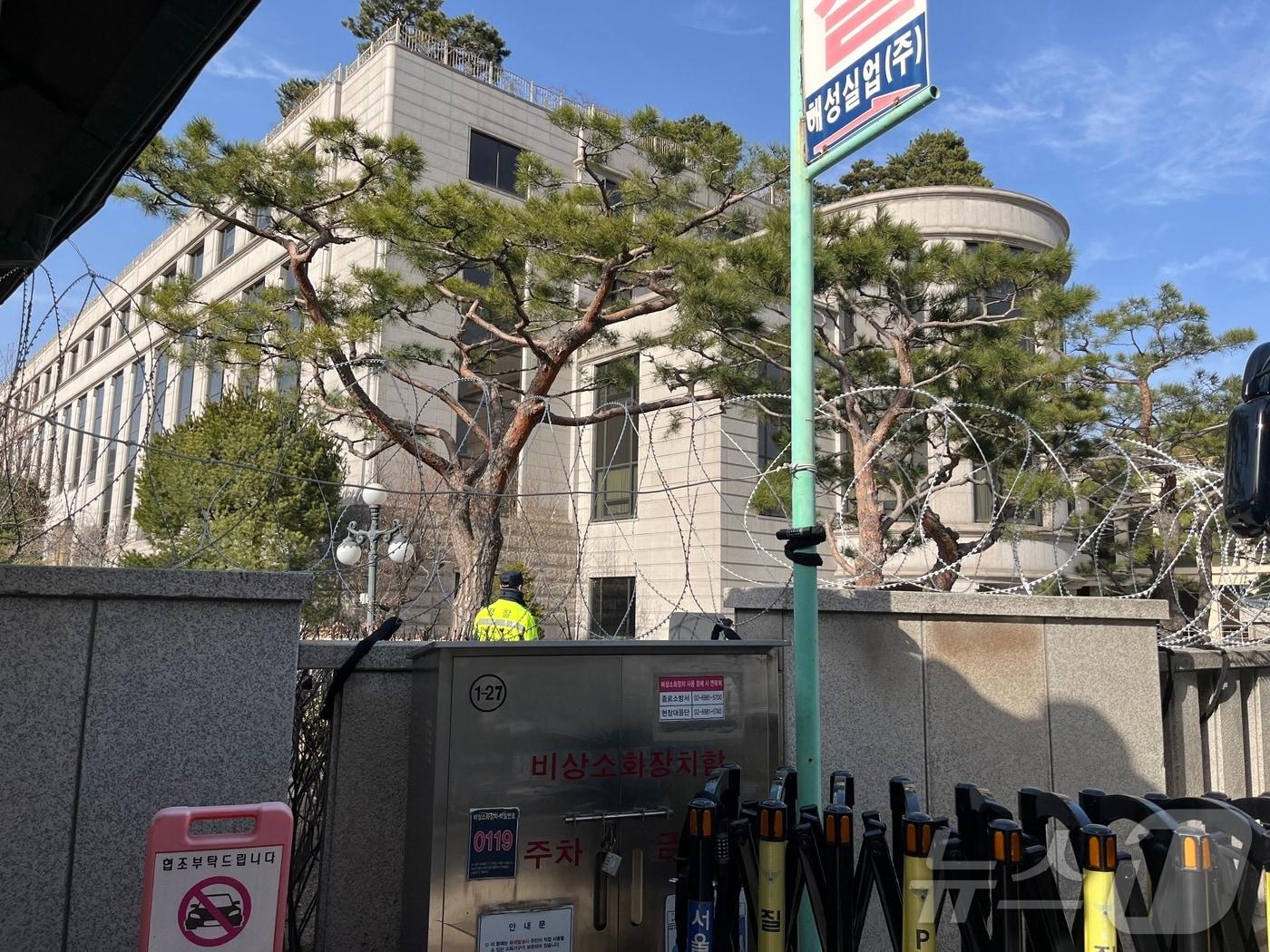 본문 이미지 - 13일 서울 종로구 헌법재판소 뒤편에 윤형 철조망 등이 설치된 모습. 2025.3.13/뉴스1 ⓒ News1 김종훈 기자