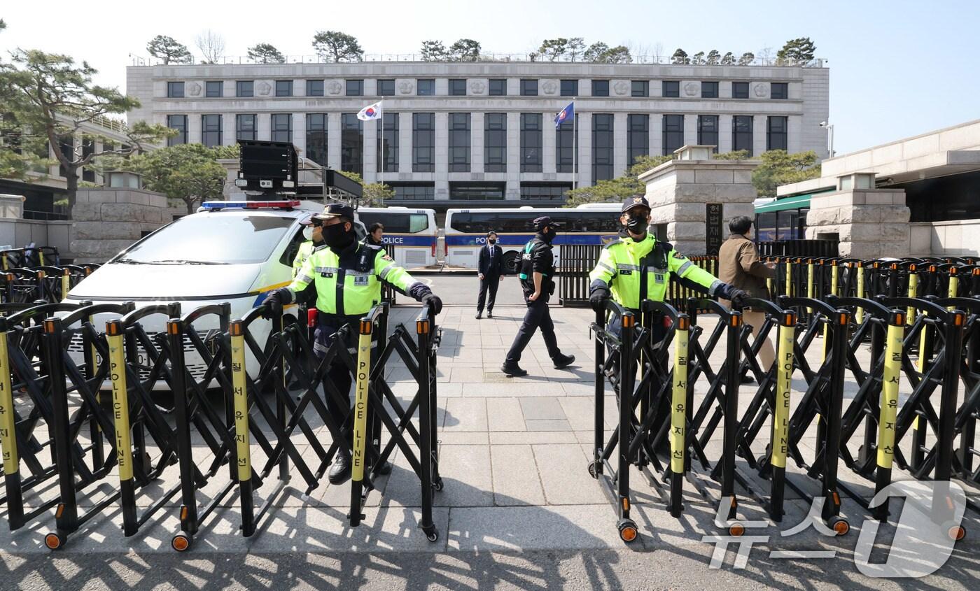 본문 이미지 - 14일 서울 종로구 헌법재판소 정문을 경찰이 바리케이트를 설치하고 통제하고 있다. 2025.3.14/뉴스1 ⓒ News1 박세연 기자