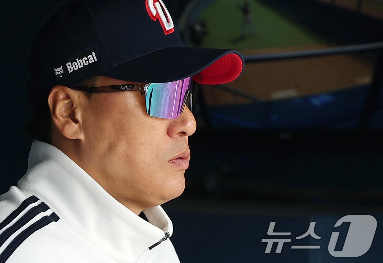 본문 이미지 - 14일 서울 송파구 잠실야구장에서 열린 2025 프로야구 KBO리그 KIA 타이거즈와 두산 베어스의 시범경기, 두산 이승엽 감독이 더그아웃에서 경기를 지켜보고 있다. 2025.3.14/뉴스1 ⓒ News1 김진환 기자