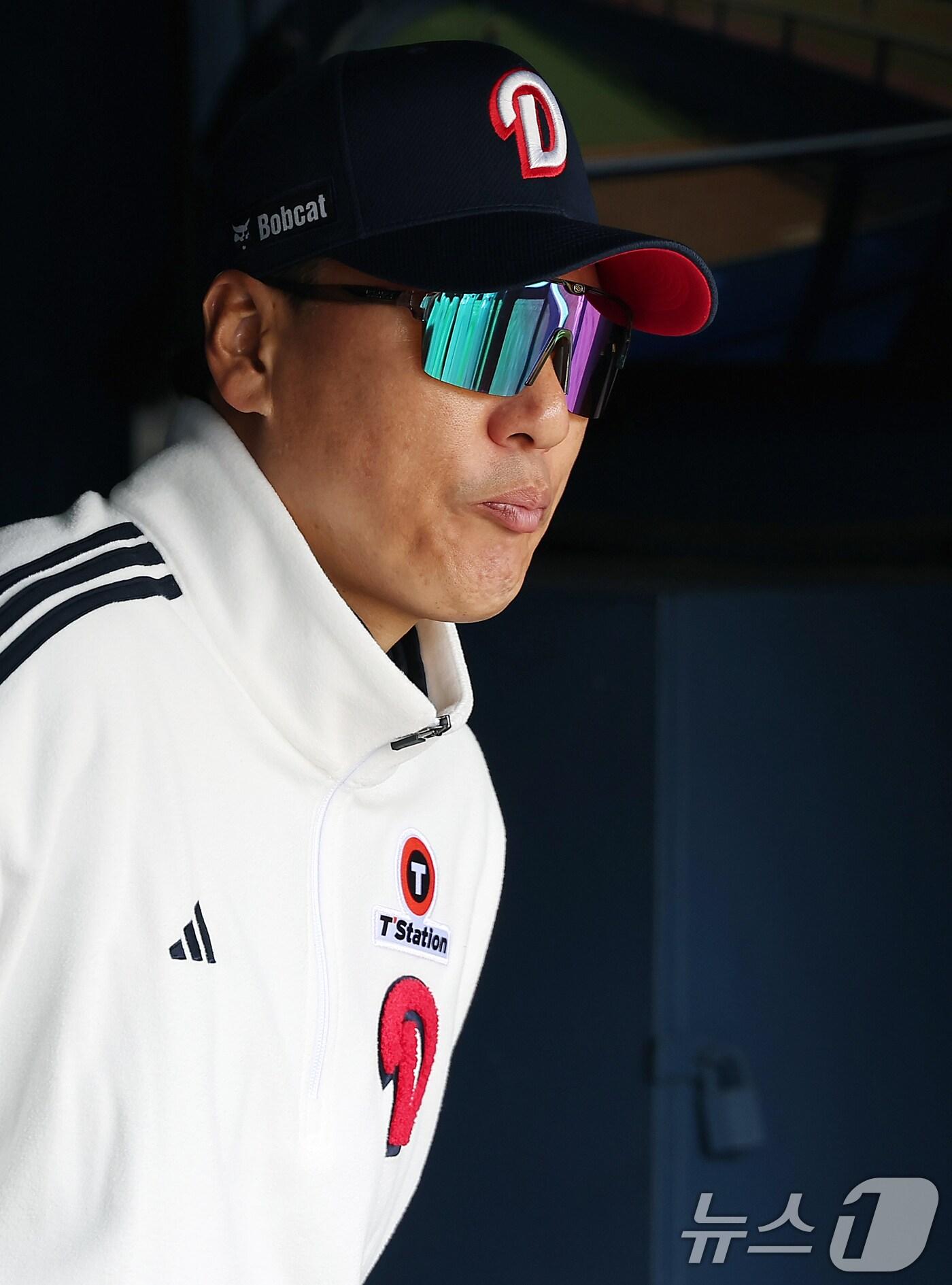 본문 이미지 - 14일 서울 송파구 잠실야구장에서 열린 2025 프로야구 KBO리그 KIA 타이거즈와 두산 베어스의 시범경기, 두산 이승엽 감독이 더그아웃에서 경기를 지켜보고 있다. 2025.3.14/뉴스1 ⓒ News1 김진환 기자