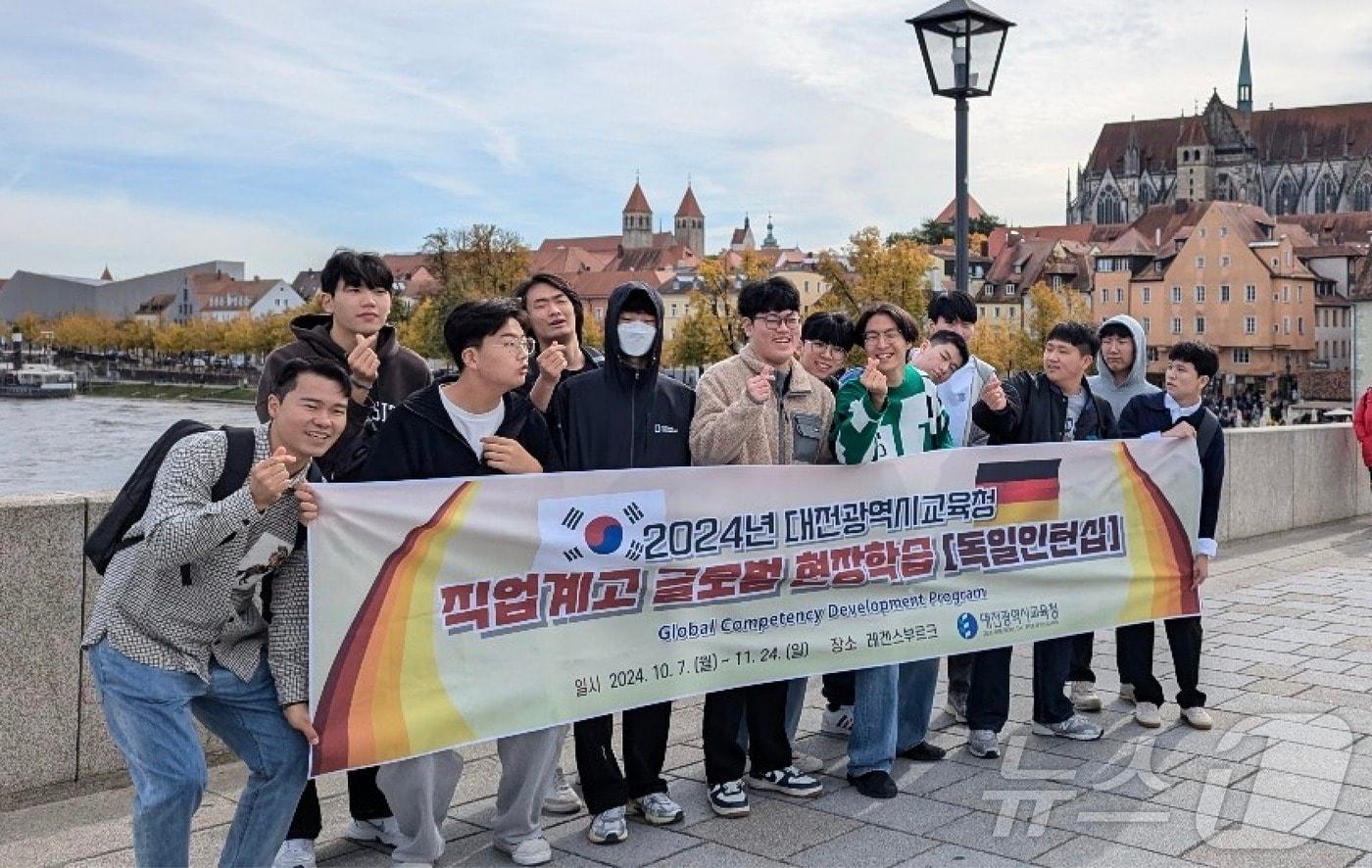 본문 이미지 - 지난해 10월 7일 독일 레겐스부르크에서 독일취업준비과정을 이수 중인 동아마이스터고 학생들이 기념촬영을 하고 있다. (대전교육청 제공. 재판매 및 DB금지) /뉴스1