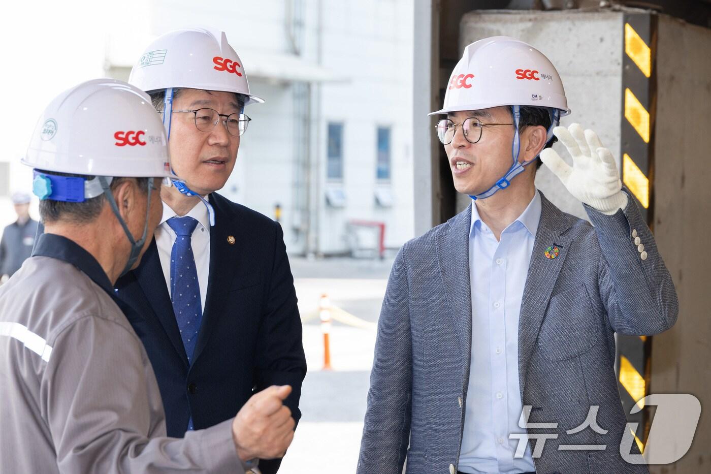 본문 이미지 - 김완섭 환경부장관이 전북 군산시 에스지씨에너지를 방문하여 탄소 포집·활용 설비를 살펴보고 온실가스 감축 선도기업에 대한 지원확대 방안을 논의하고 있다. (환경부 제공. 재판매 및 DB 금지) 2025.3.14/뉴스1