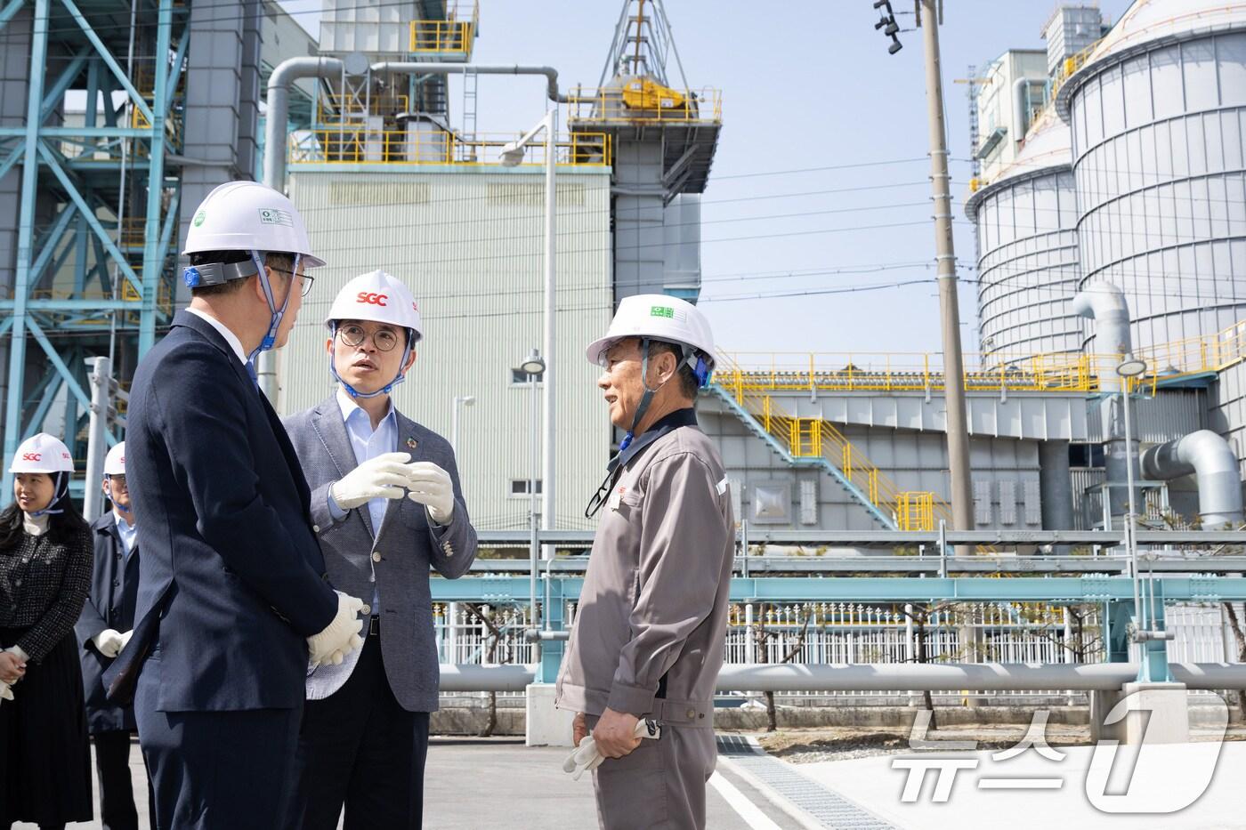 김완섭 환경부장관이전북 군산시 에스지씨에너지를 방문하여 탄소 포집·활용 설비를 살펴보고 온실가스 감축 선도기업에 대한 지원확대 방안을 논의하고 있다. (환경부 제공. 재판매 및 DB 금지) 2025.3.14/뉴스1
