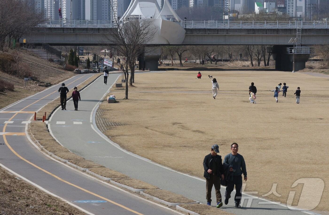 전국적으로 낮 기온이 15도 이상으로 올라 포근한 봄 날씨를 보인 14일 시민들이 산책을 하고 있다.  ⓒ News1 김영운 기자