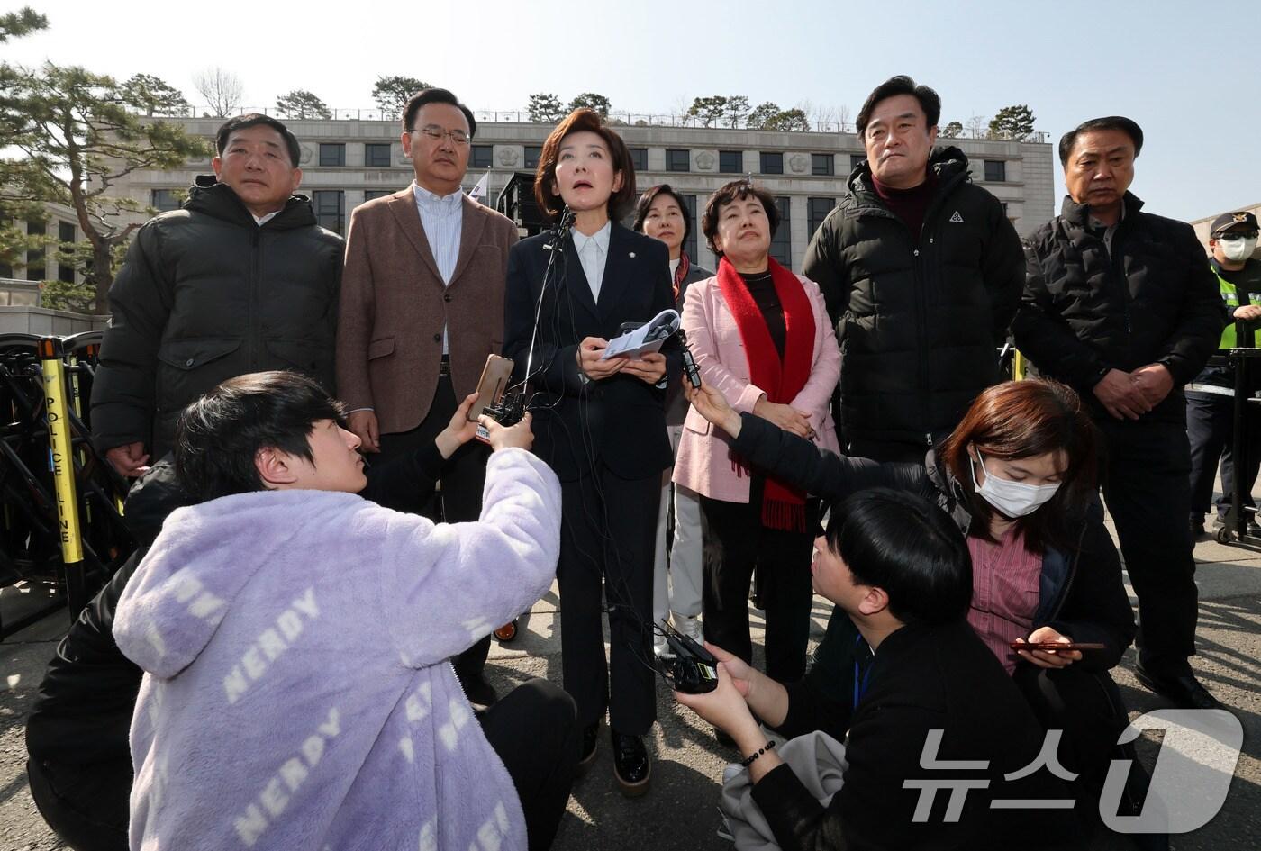 본문 이미지 - 나경원 의원을 비롯한 국민의힘 의원들이 14일 오후 서울 종로구 헌법재판소 앞에서 릴레이 1인 시위를 앞두고 입장을 밝히고 있다. 왼쪽부터 박성민, 유상범, 나경원, 조배숙, 정동만, 김위상 의원. 2025.3.14/뉴스1 ⓒ News1 박세연 기자
