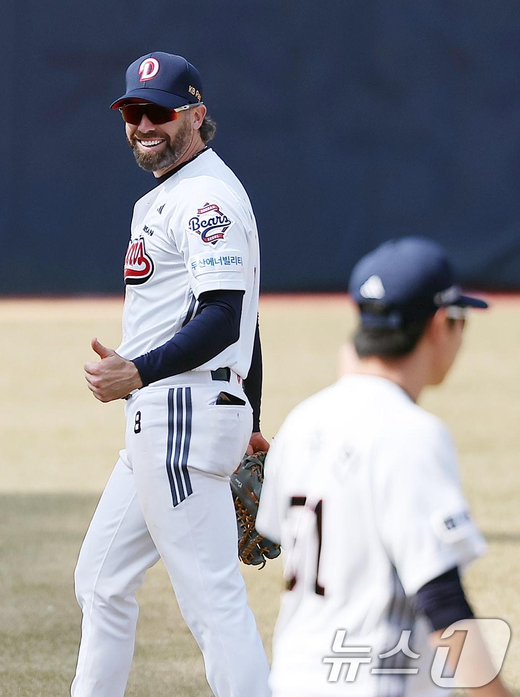본문 이미지 - 14일 서울 송파구 잠실야구장에서 열린 2025 프로야구 KBO리그 KIA 타이거즈와 두산 베어스의 시범경기, 두산 외국인 타자 케이브가 5회초 1사 KIA 박찬호의 타구를 잡아낸 정수빈을 향해 엄지 손가락을 내밀고 있다. 2025.3.14/뉴스1 ⓒ News1 김진환 기자