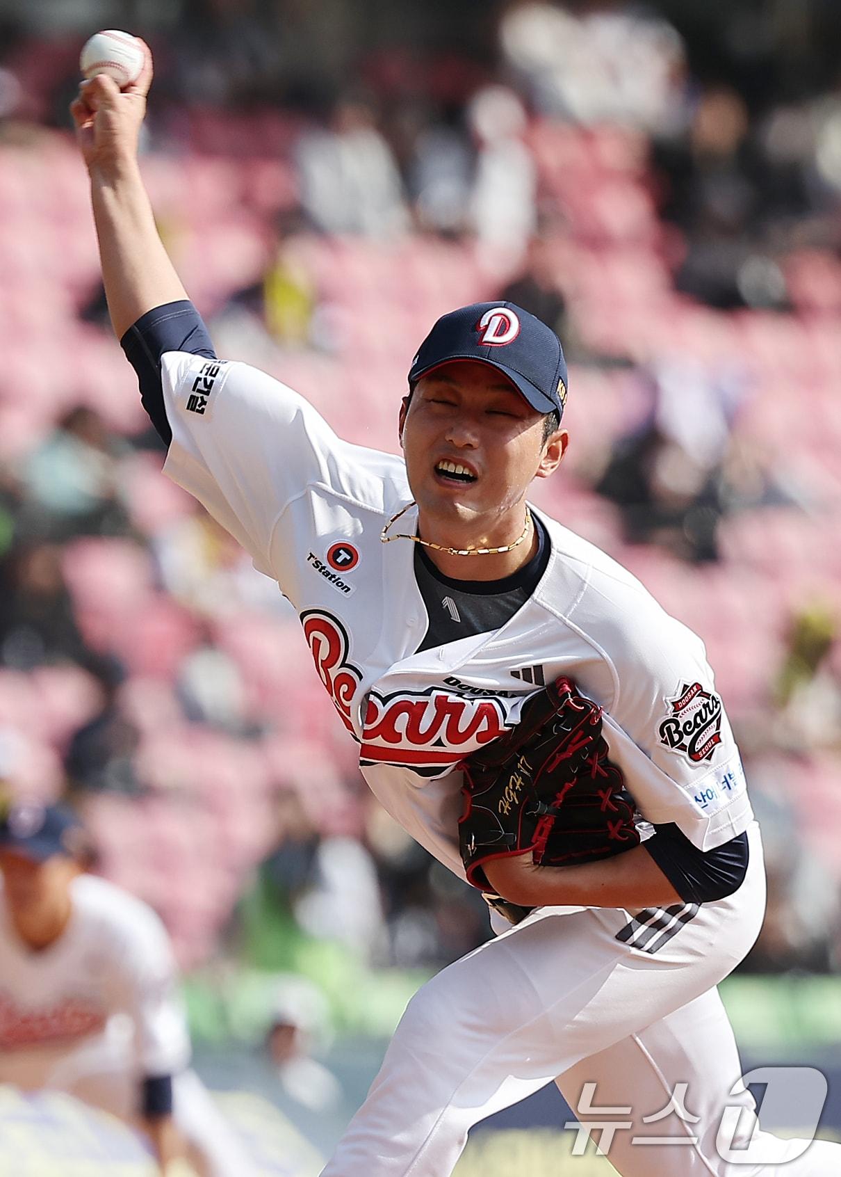 본문 이미지 - 14일 서울 송파구 잠실야구장에서 열린 2025 프로야구 KBO리그 KIA 타이거즈와 두산 베어스의 시범경기, 두산 홍건희가 7회초 등판해 힘차게 공을 던지고 있다. 2025.3.14/뉴스1 ⓒ News1 김진환 기자