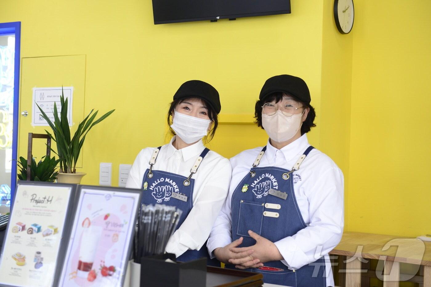 할로마켓 1호점에서 근무하고 있는 박현옥씨(왼쪽)과 서예정씨.  2025.3.14/뉴스1 ⓒ News1 이성덕 기자