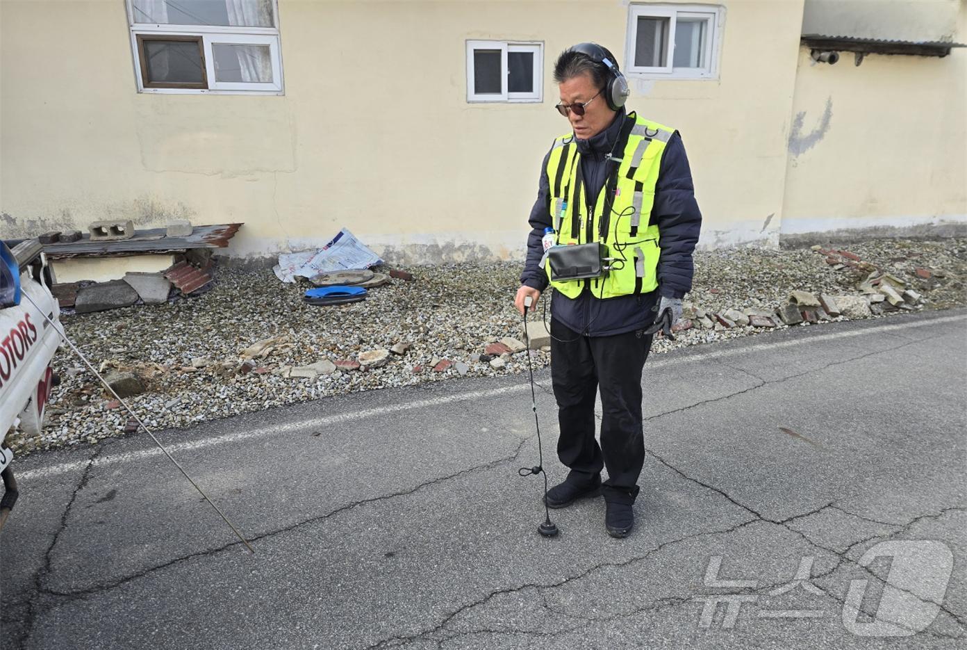 본문 이미지 - 예산군이 누수 탐사를 하고 있다. (예산군 제공. 재판매 및 DB금지) /뉴스1
