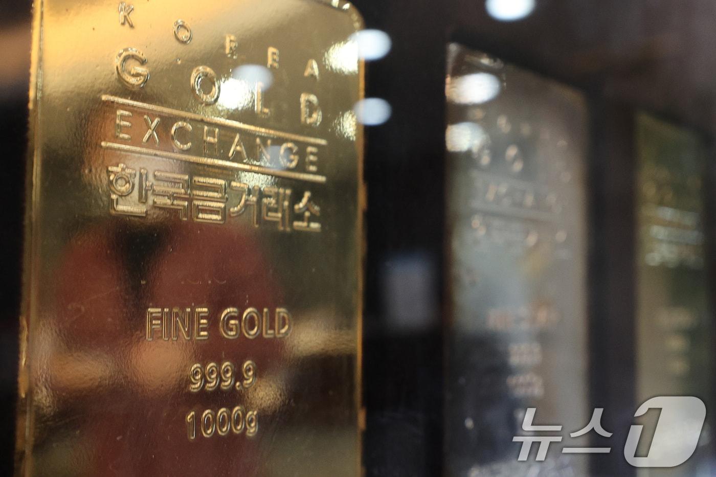 국제 금값이 사상 첫 3000달러를 돌파한 13일 서울 종로구 한국금거래소에 금 제품이 전시되어 있다. 이날 미국 뉴욕상품거래소에서 4월 인도분 금선물은 온스당 3001.10달러에 도달했다. 2025.3.14/뉴스1 ⓒ News1 신웅수 기자