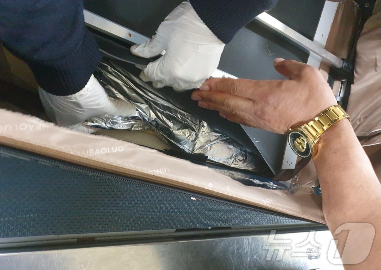 본문 이미지 -  지난해 11월 15일 인도네시아인이 여행용 가방에 숨겨 밀수하려던 필로폰.(제주지검 제공, 재판매 및 DB 금지)/뉴스1