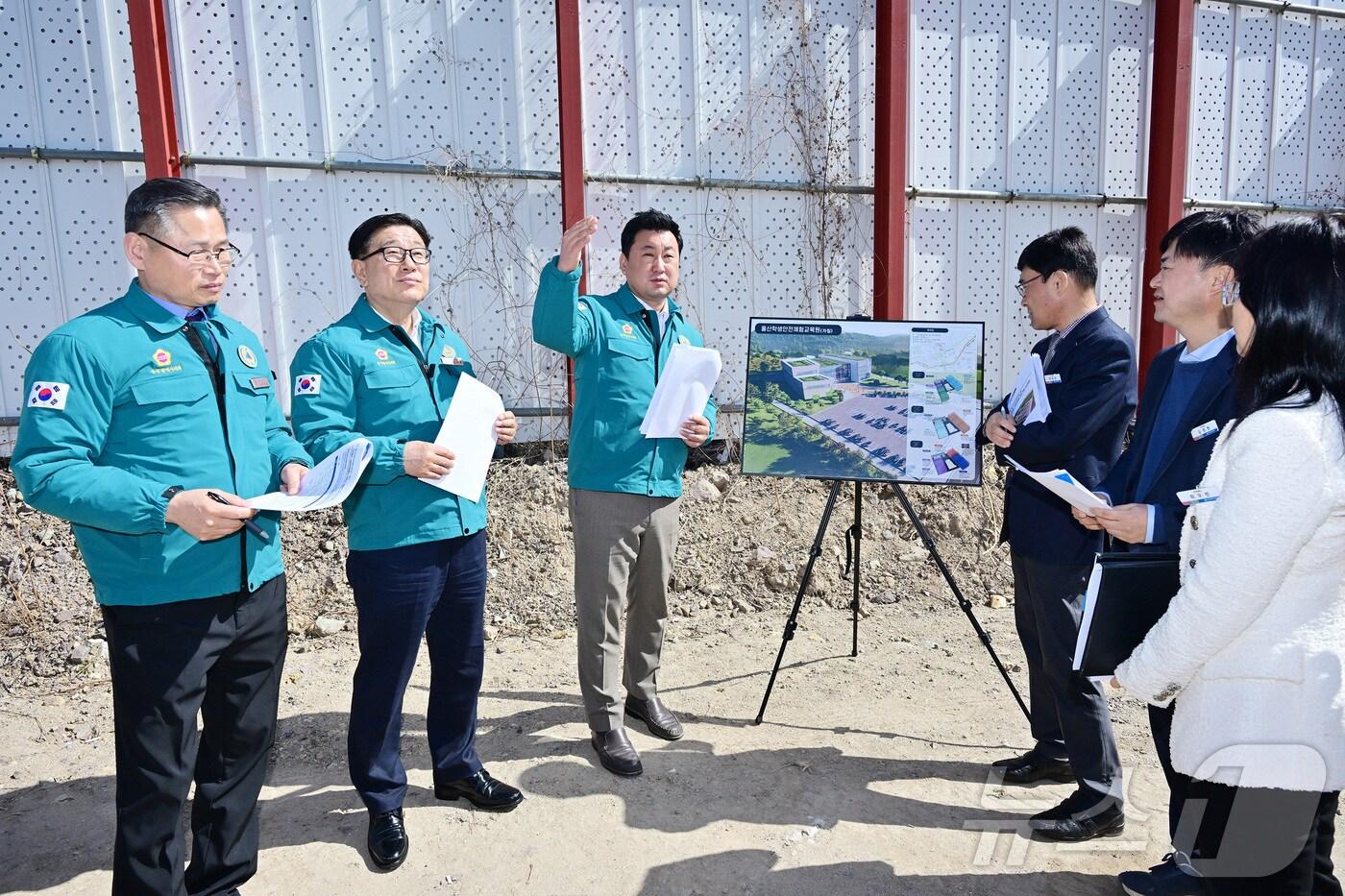 울산시의회 교육위원회는 14일 오전 교육위원, 울산교육청 관련 부서와 함께 가칭 울산학생안전체험교육원, 울산특수교육연구원 설립 예정지를 방문해 진행 상황을 점검했다.(울산시의회 제공. 재판매 및 DB금지)/뉴스1재판매 및 DB금지)/뉴스1