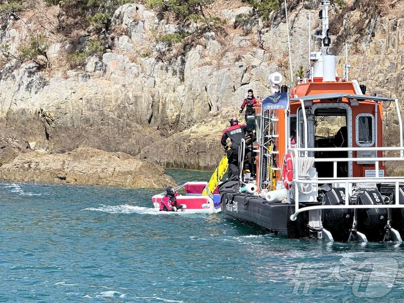 본문 이미지 - 추락 환자를 구조하고 있는 사천구조대.(사천해경 제공. 재판매 및 DB금지.)