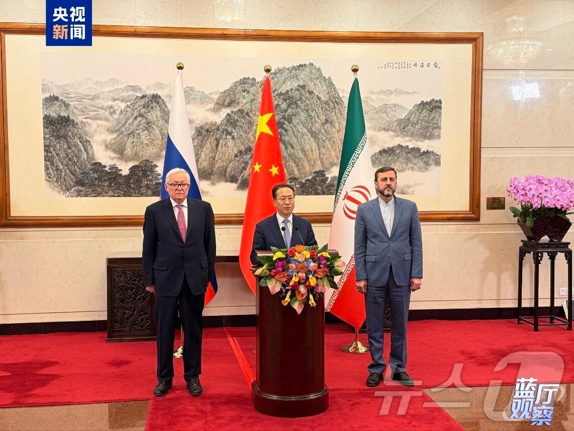 본문 이미지 - 마자오쉬 중국 외교부 부부장(가운데), 세르게이 랴브코프 러시아 외무차관(왼쪽), 카젬 가리바바디 이란 외무차관(오른쪽)이 14일 오전 베이징에서 회담했다. (사진출처=CCTV)