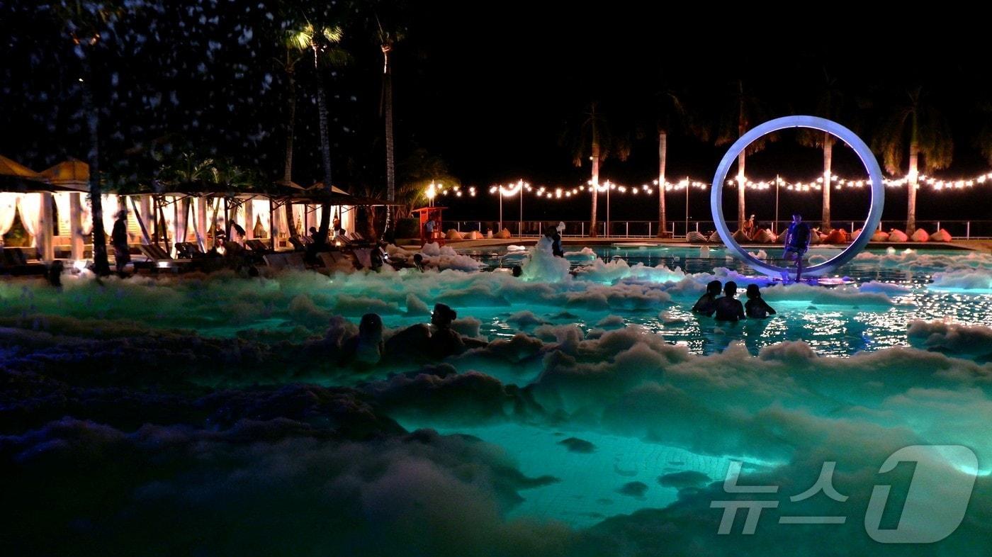 코럴 오션 사이판에서 열리는 풀 파티ⓒ News1 윤슬빈 기자