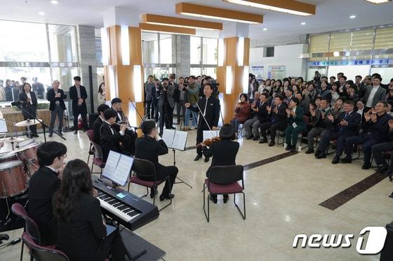 본문 이미지 - 지난해 제주도교육청 중앙 현관에서 장애인오케스트라 '핫빛'이 연주를 하고 있다. (제주도교육청 제공. 재판매 및 DB 금지)