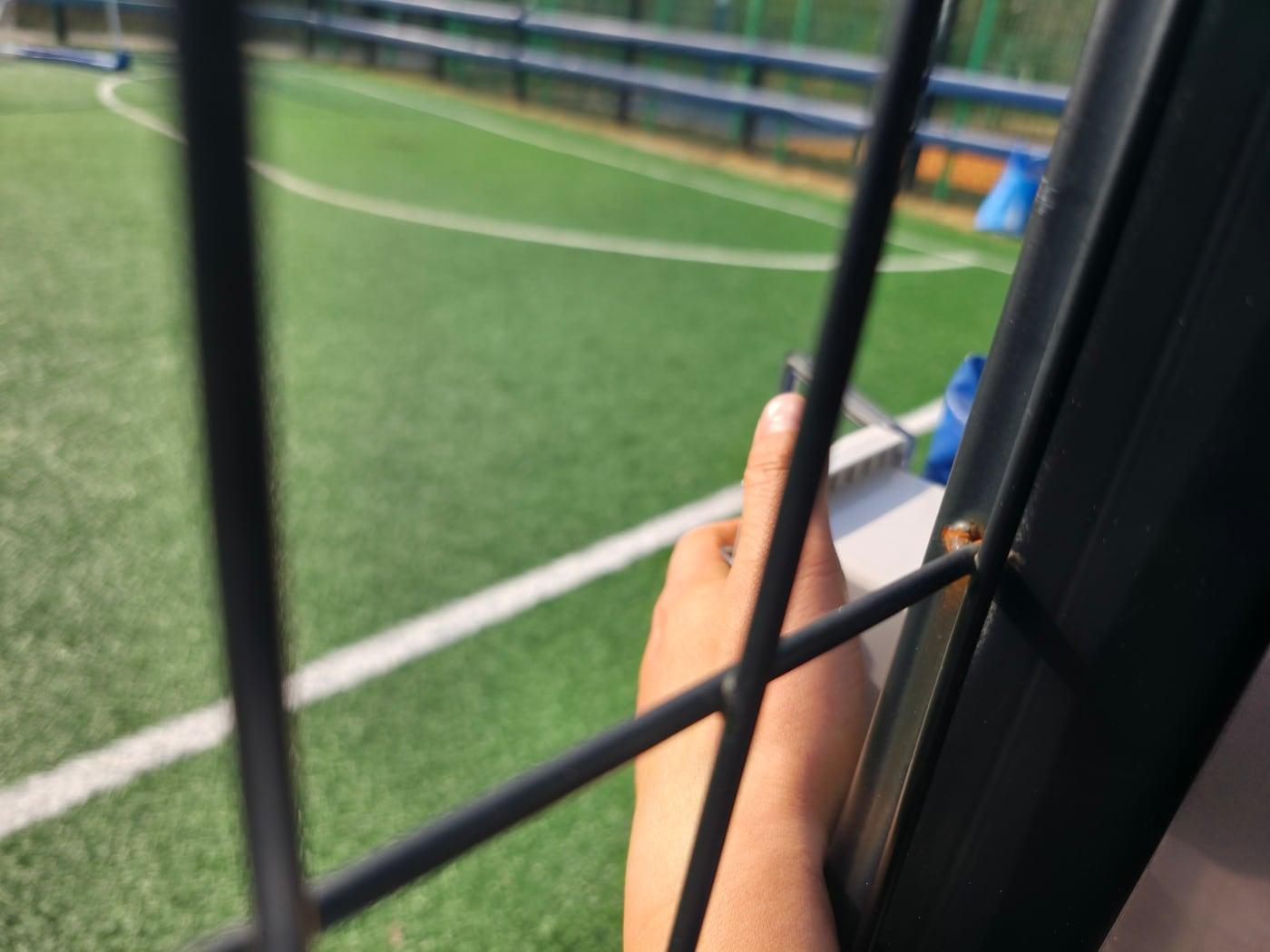 본문 이미지 - 13일 초등학생이 숨진 세종시 고운동 풋살장 출입문. (세종시 출입기자단) / 뉴스1 