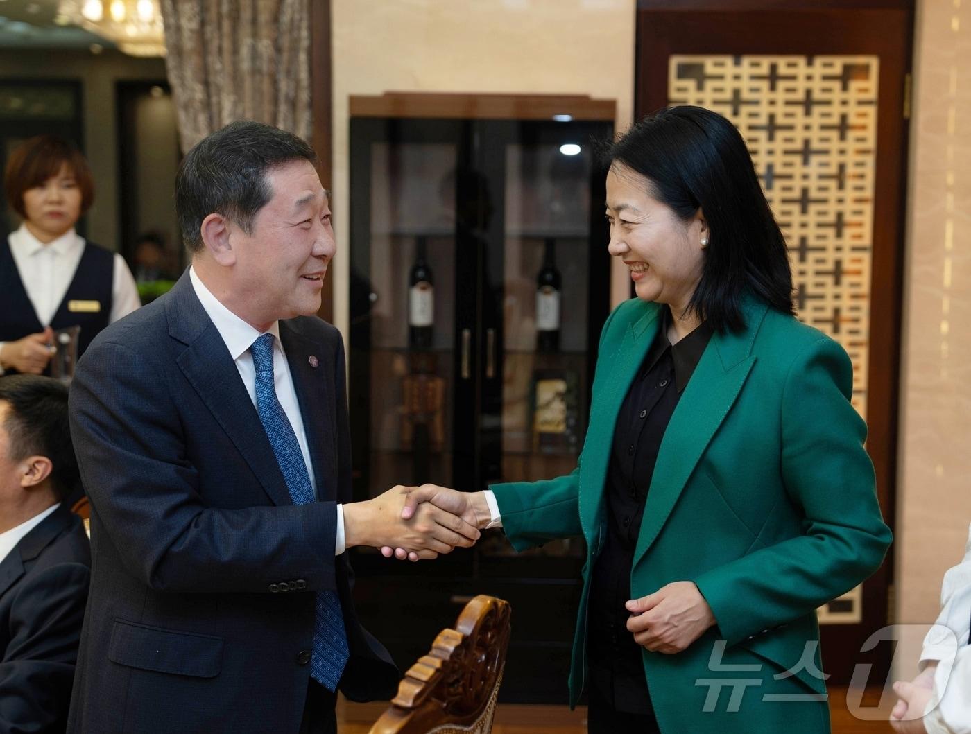 본문 이미지 - 이재영 충북 증평군수가 지난해 11월 중국 치타이허시를 방문해 장월양 부시장과 인사를 나누고 있다/뉴스1