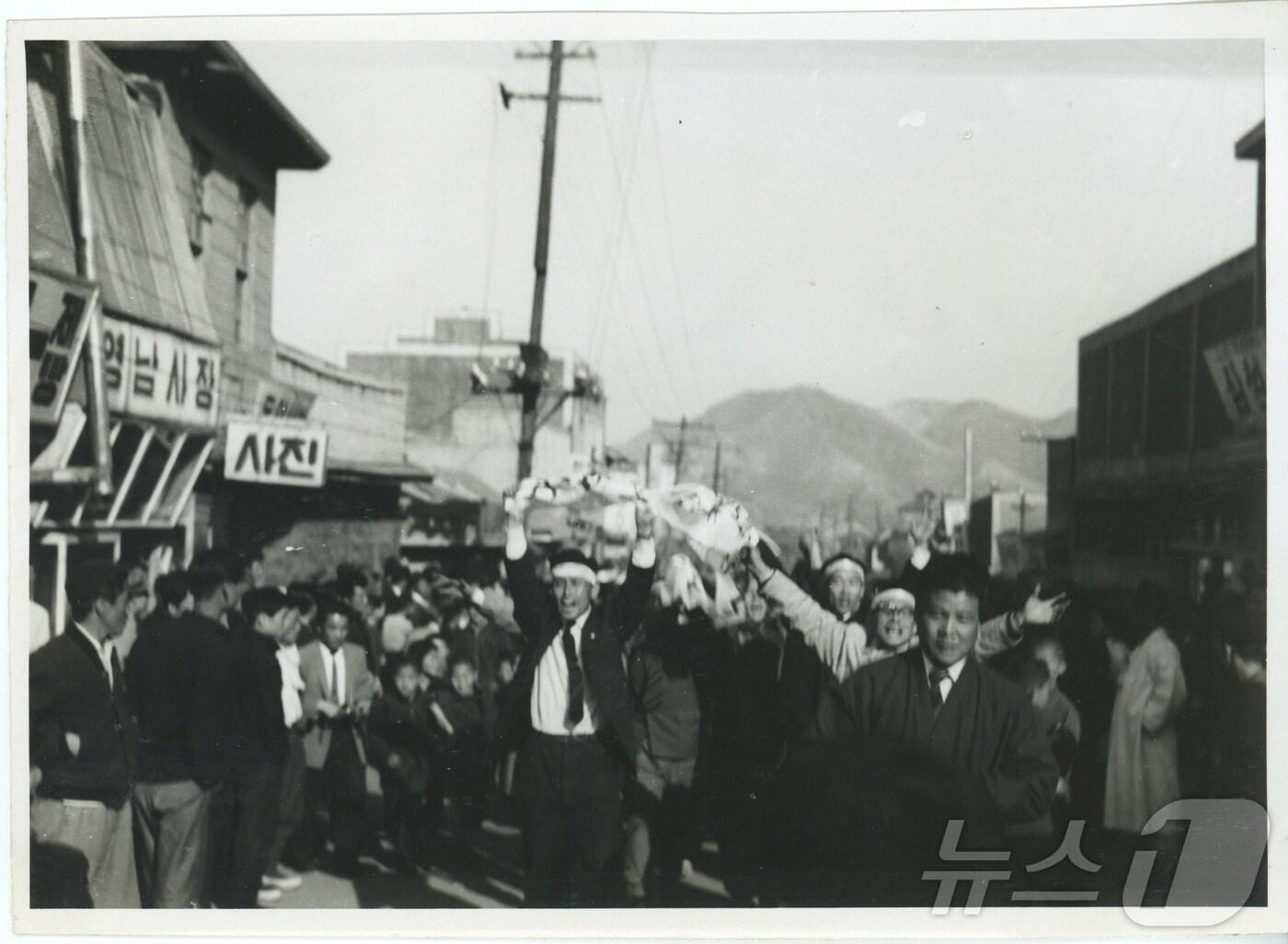 본문 이미지 - 1960년 3.15 의거 당시 마산 시민들이 거리에서 부정선거에 항의하고 있다.(진실화해위원회 제공. 재판매 및 DB금지)