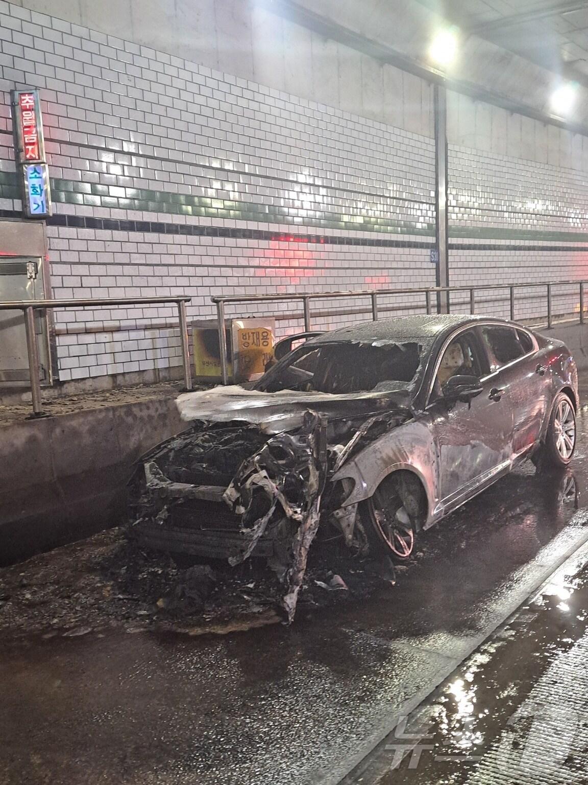 본문 이미지 - 14일 부산 남구 신선대 지하차도 대연동 방면으로 달리던 승용차에서 불이 났다.&#40;부산경찰청 제공. 재판매 및 DB 금지&#41;