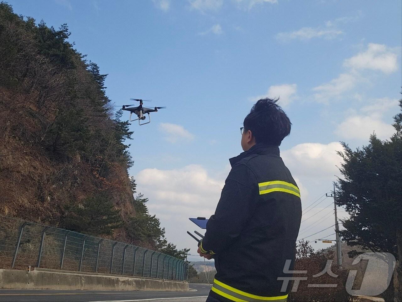 본문 이미지 - 드론을 활용한 산림 인접 소각 행위 단속 장면 (보은군 제공. 재판매 및 DB금지) /뉴스1