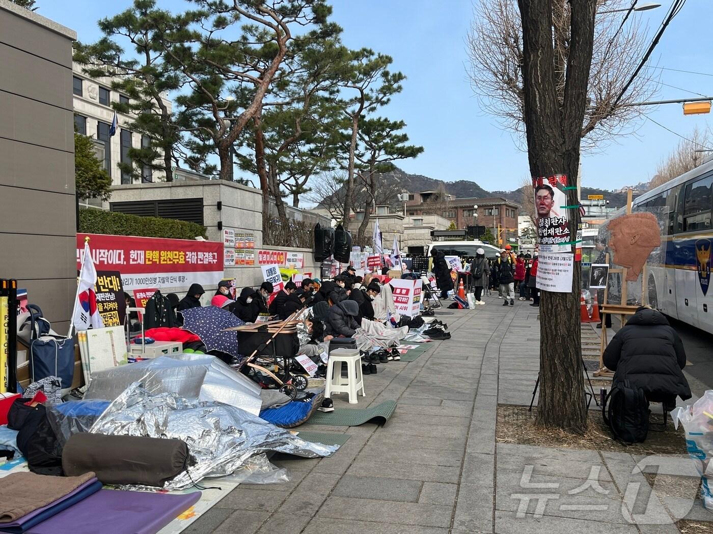 본문 이미지 - 15일 오전 서울 종로구 헌법재판소 정문 인근에서 윤석열 대통령 지지자들이 철야 농성을 벌이고 있다. 2025.03.15 ⓒ 뉴스1 유수연 기자