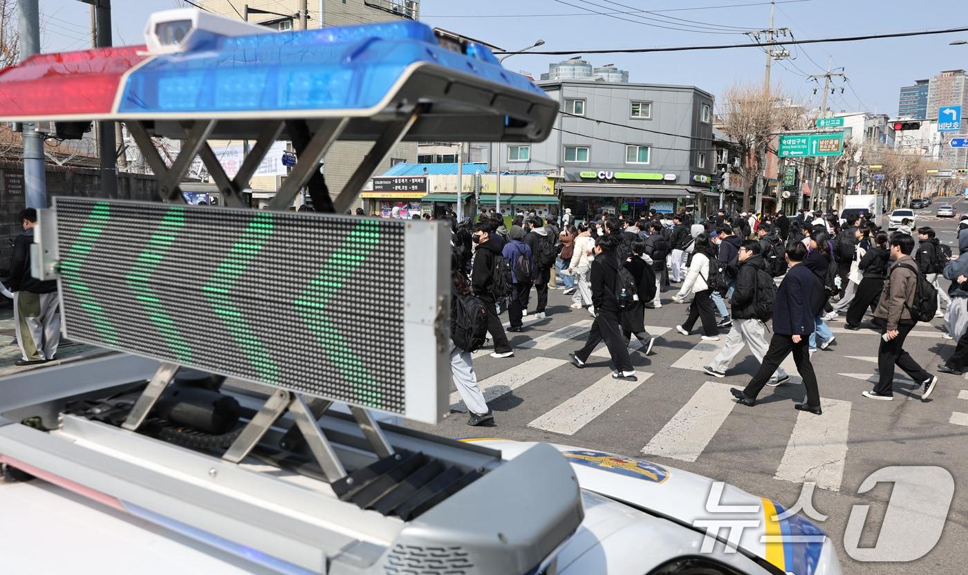 본문 이미지 - 지난해 3월 서울 용산구 용산고등학교에서 열린 2025년 상반기 1차 경찰공무원 공채 필기시험을 마친 수험생들이 시험장을 나서고 있다. 2025.3.15 ⓒ 뉴스1 신웅수 기자