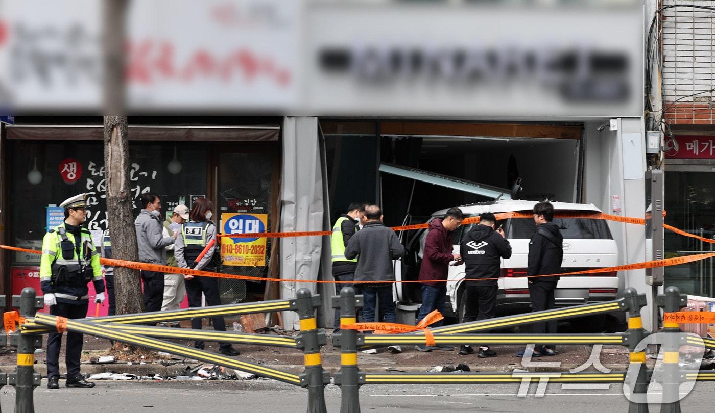 본문 이미지 - 15일 오전 광주 동구 대인동의 한 액세서리 가게에 산타페 차량이 돌진해 4명이 부상을 입었다. 사진은 사고 현장의 모습.2025.3.15/뉴스1 ⓒ News1 박지현 기자