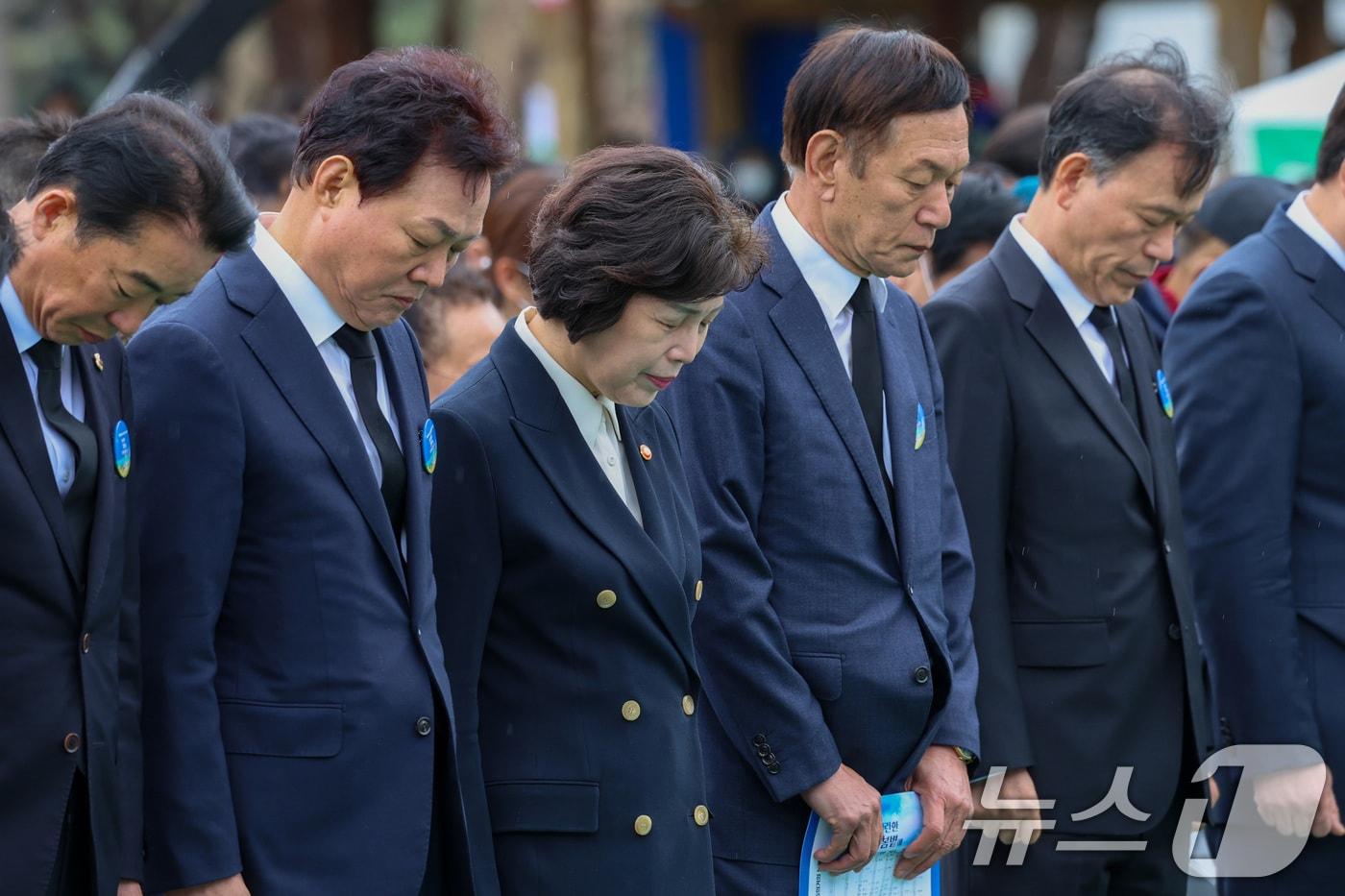 15일 경남 창원시 국립3.15 민주묘지에서 열린 제65주년 3.15의거 기념식에서 참석자들이 묵념하고 있다. (국가보훈부 제공. 재판매 및 DB 금지) 2025.3.15/뉴스1 ⓒ News1 신웅수 기자